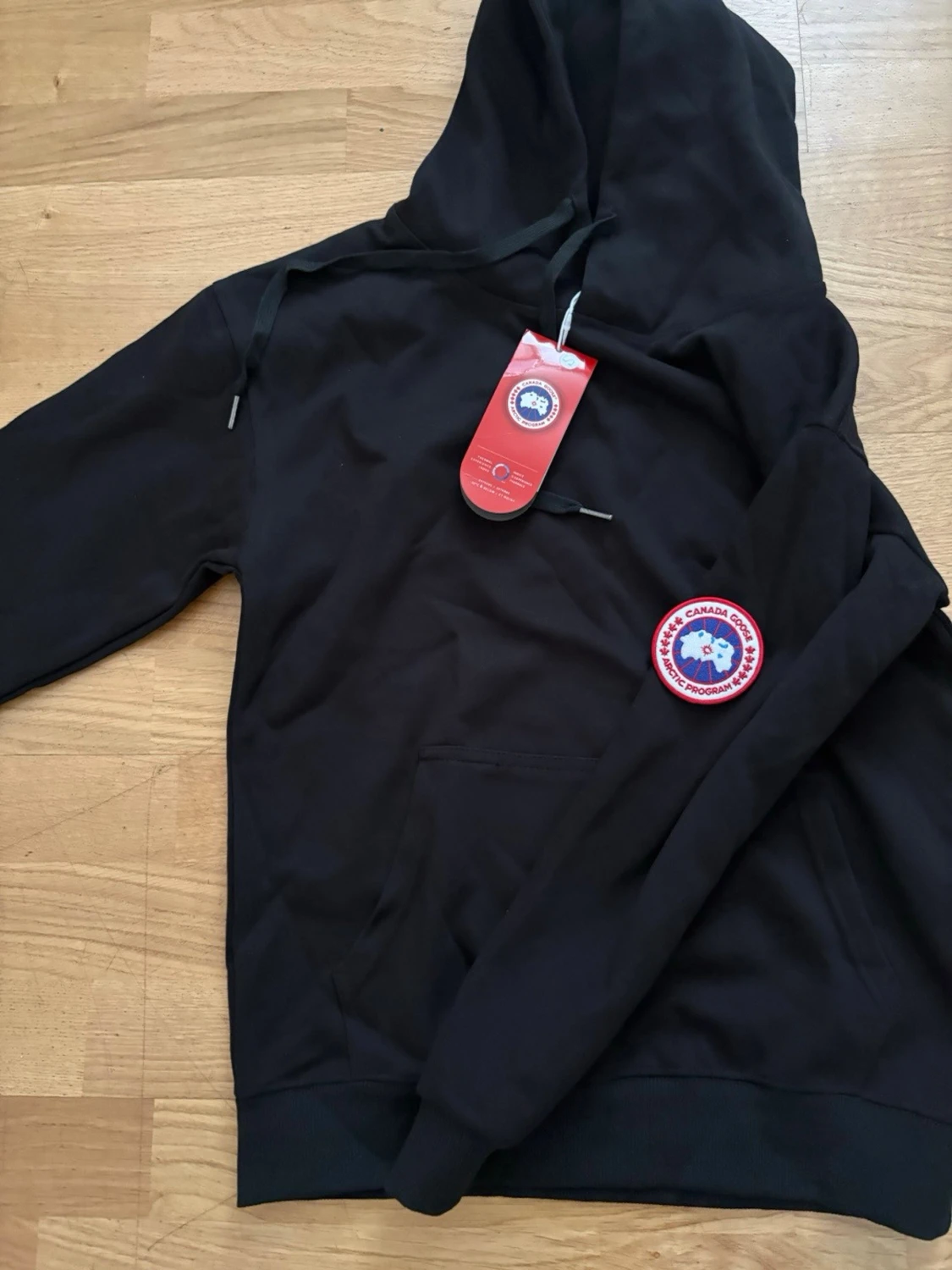 Svart hoodie från Canada Goose - 1
