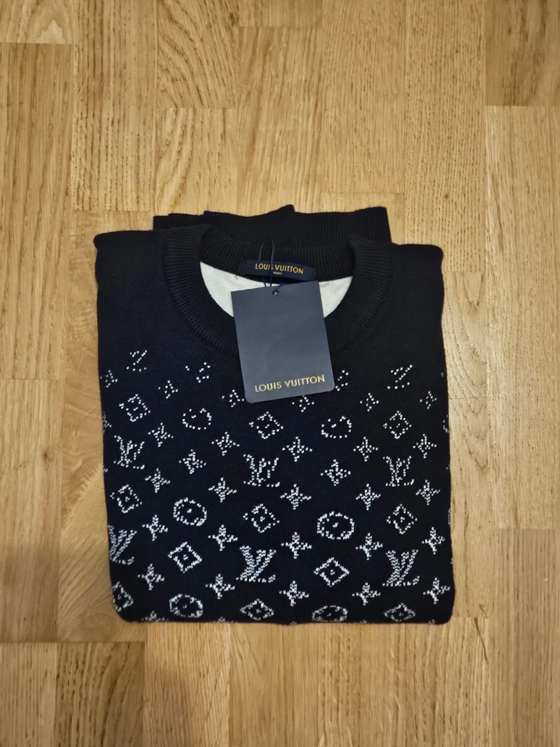 Mörkblå stickad tröja med monogram - 2