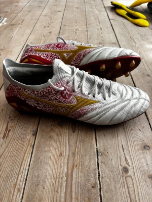 Mizuno Limited Edition fotbollsskor - Köpta för 3800kr då de är limited edition, finns inte många av dessa i världen! Storlek 44. Nya, använda 4 gånger. Säljer endast för de är för små och behöver pengar där av så billigt pris. Sjukt sköna skor, läder material och gjorda i Japan där man har velat få fram den perfekta fotbollsskon. Hör av dig om du har frågor!