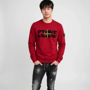 Stone Island Tröja Röd Herr S - Högkvalitativ replika  Storlek: S Pris: 749kr Leverans: Skickas inom 24 timmar Lager: Begränsat antal