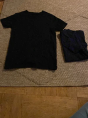 Två st svarta T-shirts stl 120/130 - T-shirts har rund hals och korta ärmar. Perfekt för chillkvällar eller att sova i. Tillverkad i skön bomull som känns behaglig mot huden.