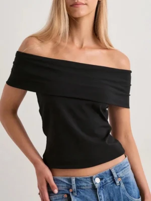 Svart offshoulder topp - Säljer en jättesnygg svart off-shoulder topp från Nelly. Den är helt ny och aldrig använd.