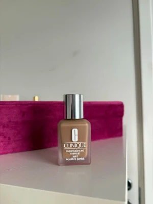Clinique Superbalanced Makeup Tint Foundation   - Superbalanced Makeup Tint Foundation 30 ml från Clinique, färg 09 Sand. Aldrig använd, förpackningen kvar och i utmärkt skick. Köpt från Kicks, nypris 469 kr, säljes då jag har för många foundation/basprodukter  Priset kan diskuteras vid snabb affär. Jag tar ej ansvar för postens slarv. Vid fler frågor hör av dig  Kommer från rök och djurfri hem. Kolla gärna mina andra annonser då säljer jag flera varor från välkända märken