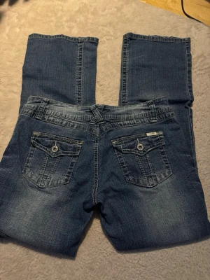 Vintage low bootcut jeans - Säljer ett par supersnygga vintage jeans för att de tyvärr är för stora för mig. Asballa jeans köpta från karlaplan loppis!! Midjemått: 86 cm Innerbenslängd: 79 cm