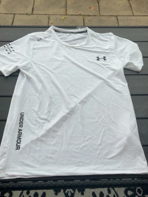 Tshirt - Säljer en fet vit under armour Tshirt, storlek M men passar xs, skulle passa nån perfekt om man är 165-170. Kom privat för bilder och frågor