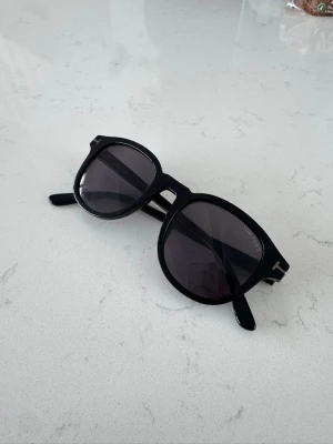 Tom Ford Jameson TF752-N Solglasögon - Endast glasögon, har ingen box eller tillbehör kvar. Tom Ford solglasögon Tom Ford FT752-N 01A Jameson.  Mycket bra skick, ser inga tydliga repor.