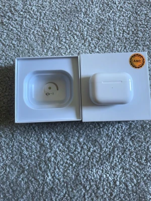 AirPods Pro gen 2. Kopia!!! - Säljer ett par oanvända AirPods Pro gen 2. De är inte äkta, alltså är det kopia. De funkar in princip som äkta AirPods och ser likadana ut. Skriv vid frågor!