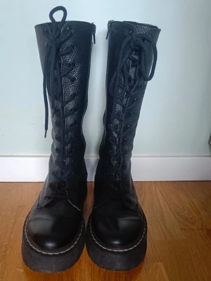 Steve Madden kängor  - Kängor som är lite för smala för mig och har bara haft på mig de några få gånger. Rekommenderar till någon med smalare eller mellanbreda fötter med storlek 39 ELLER någon med storlek 38 (jag har ganska breda fötter). 🌸 Jag har gjort rent, desinfekterat och oljat in lädret för hand så de är rena när de skickas! Säg till om du vill ha fler bilder, mått eller ha frågor! 