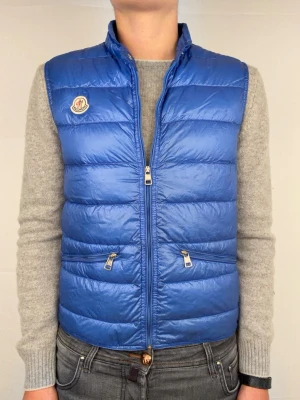 Moncler gui väst  - Säljer nu denna sjukt feta moncler gui väst. Storlek 1 motsvarar XS. Modellen är 180cm. Rekomenderad längd:170cm. Fint skick. Nypris 10.000kr. Skriv vid frågor eller intresse🙌