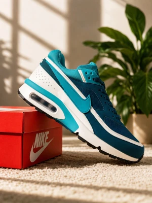 Nike Air Max BW OG - Nike Air Max sneakers i blått och turkost med vita detaljer. Skorna har en synlig Air Max-sula, mesh och syntetmaterial på ovandelen samt klassisk Nike Swoosh på sidan. Låg modell med svart yttersula och bekväm dämpning. Perfekta för dig som gillar sportig stil. Fick dessa i present och endast testat dem och säljer då dem e för små, tyvärr.