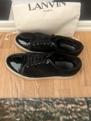 Svarta sneakers från Lanvin - Lanvins skor i bra skick, passar sko storlek 45 bäst, pris 2000, kan gå ner till 1900 vid snabb affär