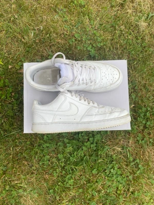 Nike Court Vision Low - Nike court vision low i bra skick, dom är lite creased på framsidan. Men annars i riktigt bra skick, fortfarande sköna och fungerar riktigt bra. Storlek 42,5. Kommer från rökfritt och djurfritt hem! Jag skickar samma dag✅ 