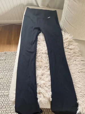 Svarta ribbade leggings med hög midja - Träningsbyxor ribbade från aimin med utsvängda ben