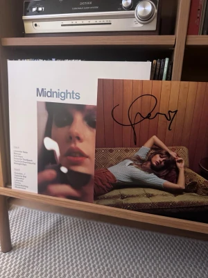 Taylor Swift Midnights vinyl med signerad bild  - Never played Perfect condition Signed insert