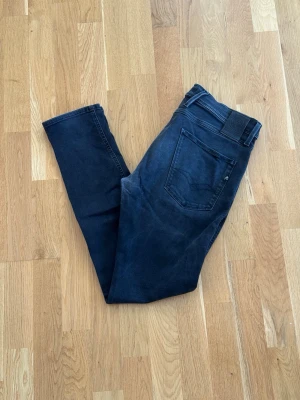 Replay Anbass - Säljer ett par riktigt snygga Replay Anbass. Storleken på jeansen är W33, L32. Passar S/M/L. Perfekta till vardagslooken och passar till det mesta. Säljs för 399kr pga att jag inte får användning av dem och nypris är 1500-1800kr!☺️