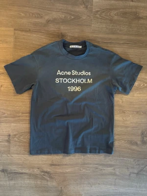 Acne t shirt  - Acne tröja som bara är andvänd en gång. Storlek M
