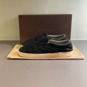 Bottega Veneta Slip-ons - Hej! Säljer nu dessa super schyssta slip-on skorna från Bottega Veneta. Slitna och anvädna med en del defekter. Storlek 42,5 men sitter 0,5-1 storlek större. Tillkommer skopåse. Kan frakta eller mötas upp i Kungälv.