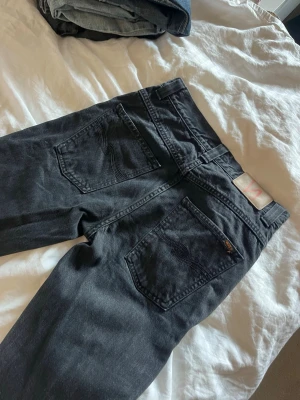 Nudie jeans - Raka Nudie jeans. Midjemått: 35cm