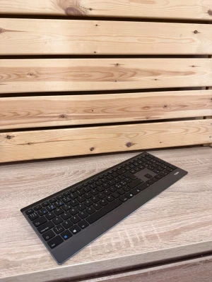 Rapoo Bluetooth Trådlöst Tangentbord - Rapoo Bluetooth wireless keyboard med numerisk del och lågprofilstangenter. Baksida i borstad metall med strömbrytare upptill.  Metallkonstruktion. Kan koppla upp till 3 enheter via Bluetooth. Batteri medföljer även.
