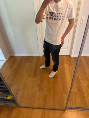 Vit t-shirt Maison Margiela - Maison Margiela T-shirt 👕✨  Säljer en Maison Margiela T-shirt i mycket bra skick.  ✅ Äkta Maison Margiela ✅ Mycket fint skick ✅ Stilren och lättmatchad ✅ Perfekt till vardags eller en clean outfit  📩 Hör av dig vid intresse eller om du vill ha fler bilder/info!
