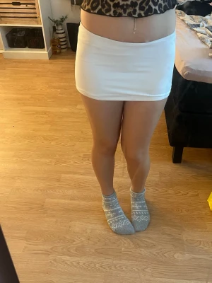 Vit kortkjol - Säljer denna kortisol för den inte kommer till användning längre ,den är i  jätte bra skick , skriv om du undrar nåt💕 