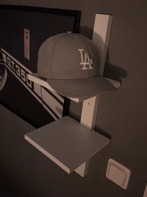 Grå LA New Era 59FIFTY keps - Snygg grå keps från New Era 59FIFTY med LA-logga broderad framtill i vitt. Klassisk rak skärm och strukturerad passform. Perfekt för dig som gillar streetwear och sportig stil.