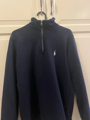Mörkblå half-zip tröja Polo Ralph Lauren - Mörkblå långärmad tröja från Polo Ralph Lauren med half-zip dragkedja.