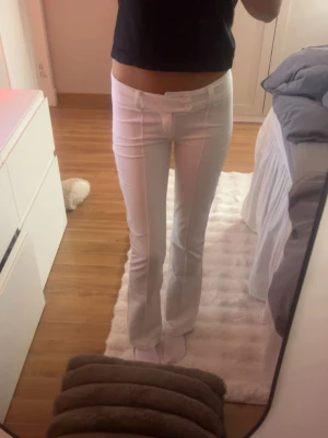 Vita byxor - Vita byxor ifrån ginatricot i storlek 158, jag är 166 cm lång, mycket bra skick och inga fläckar, skriv för mer frågor❣️