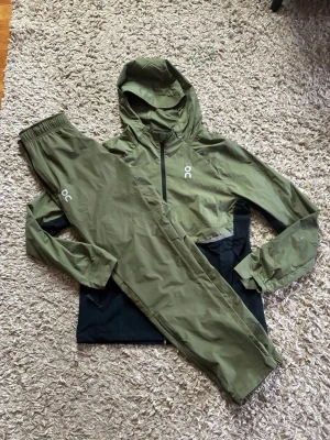 On Cloud Tracksuit - Grön On Cloud Tracksuit. Storlek M men sitter som S i storlek. Helt ny och oanvänd.