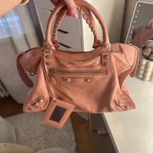 Balenciaga city bag (topp skick) - Säljer denna fina rosa balenciaga väska i jättebra skick. Den har använts cirka 1-2gånger och har inget syn på användning. Den är i mellan storlek. Det är bara att höra av dig vid fler frågor eller om jag ska skicka fler bilder🩷🩷