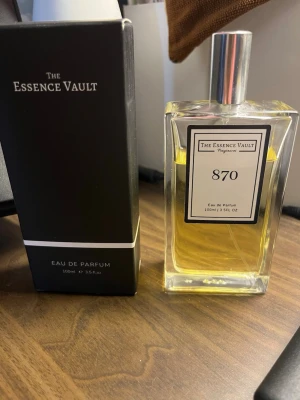 The Essence Vault 870 EDP - Säljer The Essence Vault 870 Eau de Parfum (100 ml). Detta är en mycket söt doft med noter av ros, persika, vanilj och mjuk mysk. Passar perfekt för dig som älskar riktigt söta parfymer (rekommenderas inte om du inte gillar söta dofter).  Använd parfym, se kvarvarande mängd på bilderna. Har förvarats mörkt och svalt. Originalkartong medföljer.