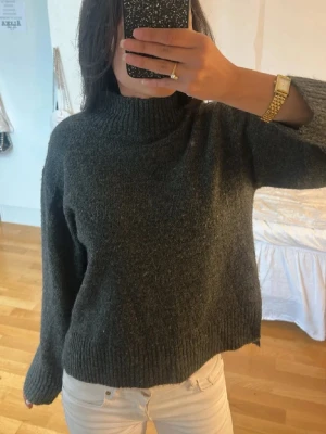 Mörkgrå polotröja - Säljer en mörkgrå stickad polotröja från Gina Tricot. Är i stl 146/152 men passar mig som brukar ha xs. Värmer jättebra!