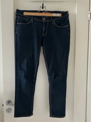 Jeans  - Raka byxor som sitter som capribyxor, storlek xs/s stod det när jag köpte dom, ifrån H&M men köpt av en vän 