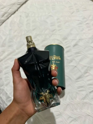 Jean Paul Gaultier Le beau Le Parfum - Jean Paul Gaultier Le Beau Le Parfum 75 ml  Säljer min Jean Paul Gaultier Le Beau Le Parfum då den inte används så mycket längre.  * Ca 37,5 ml kvar (ungefär halva flaskan) * Doftar fantastiskt med söta och träiga toner – perfekt till vardags och perfekt nu till sommaren  Skriv gärna om du har frågor eller vill ha fler bilder. Pris kan diskuteras vid snabb affär.