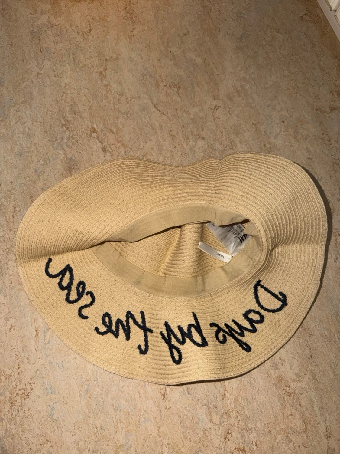 Beige solhatt med blå text - 2
