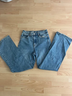 Blå baggy jeans från Kappahl  - Säljer ett par klassiska blå jeans från Kappahl med baggy passform💕