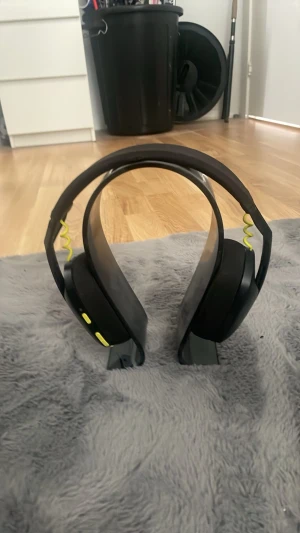 Logitech g435 svarta gaming/vanliga till allt gymm ute spela allt prata telefon!! - Säljer ett par svarta over-ear hörlurar med coola gula spiralformade detaljer på sidorna. Hörlurarna har en bred, vadderad bygel och stora, mjuka öronkuddar för extra komfort. Perfekta för gaming eller musiklyssning. Eller vad som! Dom går att ändra beroende på hur stort huvud dom har Bluetooth som är enkelt att koppla sen en riktigt skön känsla och bra ljud 🤩
