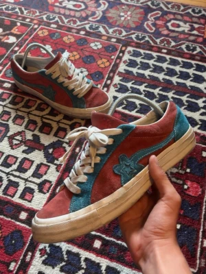 Converse X Golf le fleur - Säljer ett par störts, snygga och eftertraktade skor, modellen säljs inte länge vilket bidrar till priset. Väldigt fint skikt, förutom diverse smuts. ST 42,5, true to size.  Hör av dig vid minsta fundering och jag fraktar alltid inom 24 timmar, om jag inte är på semester.