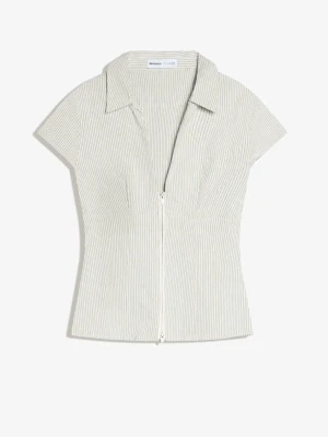 Randig kortärmad blus med dragkedja - Snygg kortärmad blus med smal vit och ljusgrå rand, krage och dragkedja framtill. Figurnära passform som ger en clean och modern look. Perfekt till jeans eller kjol för en fräsch outfit.