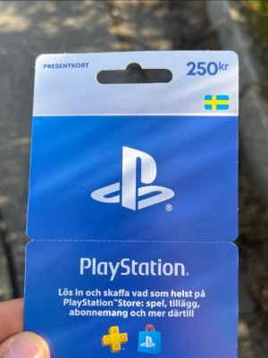 PlayStation presentkort 250 kr - PlayStation presentkort på 250 kr för svenska PlayStation Store. Perfekt för att köpa spel, tillägg, abonnemang och annat digitalt innehåll. Kortet är blått med PlayStation-logga och svensk flagga.