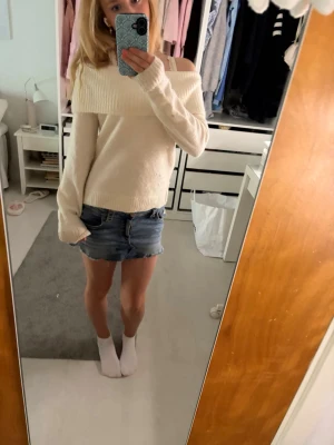 Stickad tröja - Säljer en stickad off shoulder-tröja i krämvit. 