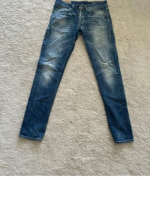 Bundle - Snygga blå slim fit jeans med slitningar och tvättade detaljer på låren och knäna. Klassisk femficksmodell med dragkedja och knapp i midjan. Perfekta för en avslappnad och trendig look.