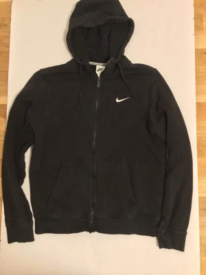 Nike Hoodie  - Säljer min snygga Nike hoodie som jag har använt några gånger, inga defekter eller repor på den heller. 