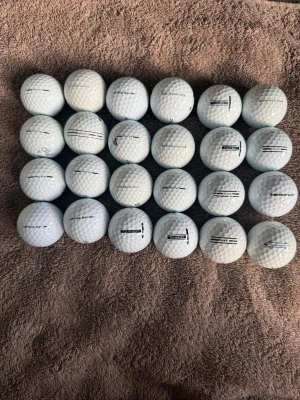 24 st fina Titleist bollar - Säljer 24 st riktigt fina bollar från Titleist. Bollarna är i A och B klass och är i fint skick. Tveka inte på att höra av er! Paketet innehåller:  * 10 st Pro V1 * 8 st Tour Soft * 4 st AVX * 1 st Velocity  * 1 st Tour Speed 