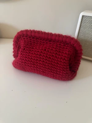 Röd liten handvirkad clutch  - Röd liten handvirkad clutch❤️ 