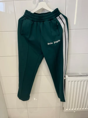 Gröna Palm Angels mjukisbyxor - Mörkgröna mjukisbyxor från Palm Angels!💚