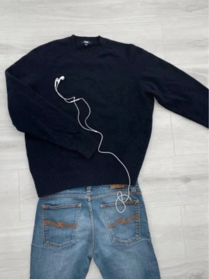 Nudie jeans blå - Modellen är 179 väger 71kg säljer denna fetta nudie jeans storleken finns i bilden, modellen Grim Tim.. ställ gärna frågor om jeansen om du vill köpa eller är intresserad 