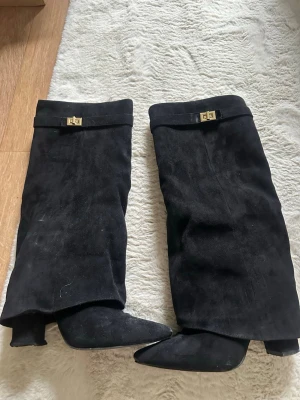 Svarta boots med klack - Säljer mina svarta boots/ stövlar med klack. Jag säljer för att jag har två🥰Skorna är i bra skick förutom att en liten plast sak under klacken på ena skon har lossnat, ingen som synt om man inte kollar under skon och inget som märks av vid användning💗Skriv för frågor eller bilder!