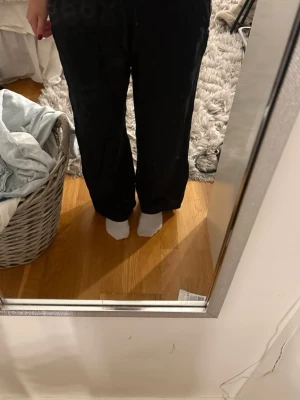 svarta linnebyxor - svarta linnebyxor från lindex, aldrig använda och har inga defekter alls!! skriv för frågor/fler bilder