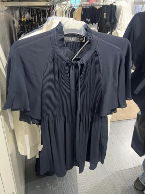 Ralph Lauren Blus  - Köpt i nordstan för 1795kr, använd vid 2 tillfällen, bara blivit hängandes i garderoben 💗Storlek M, lappen på bild visar storlek S men jag köpte i storlek M! Pris kan eventuellt diskuteras 